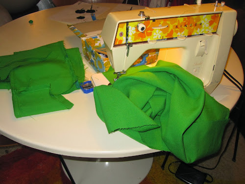  Addicted to my sewing machine : green jumper dress with plastron , based on 1967 Simplicity pattern ( n° 7255) vintage sixties sew retro 1960 1960s 1960's 60s 60's années 60 70 seventies 1970 1970s 1970's 70's couture mode space age mods andre courreges pierre cardin