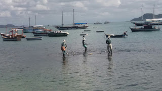 estátua dos três pescadores no mar