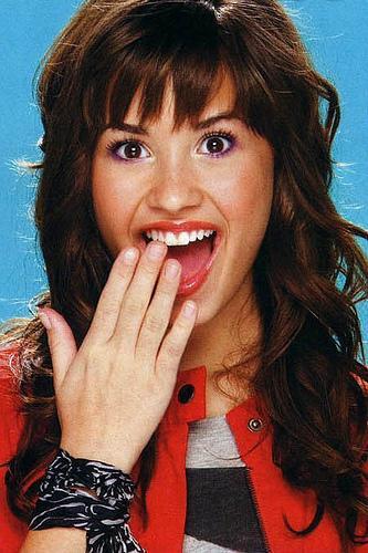 Demi Lovato y Selena Gomez con Barney Friends