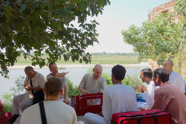 Sankarshan Das Adhikari - Ecstatic Hare Krishna Kirtan on River Yamuna Bank