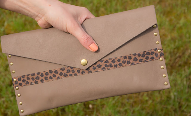 pochette en cuir amand