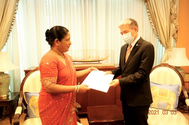 තායිලන්තය සඳහා නම් කළ තානාපති සී. චාමින්දා අයි. කොලොන්නෙ මැතිනිය සිය අක්තපත් ලිපියේ විවෘත පිටපතක් ඉදිරිපත් කරයි