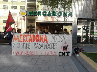 http://www.facebook.com/pages/Anarquistas/378066755607147 Mercadona despide a nueve trabajadoras en Haro  mercadona-salamanca      Una veintena de compañeros, compañeras y simpatizantes del Sindicato de Oficios Varios de Salamanca (CNT-AIT) nos hemos concentrado a la puerta del supermercado que Mercadona tiene en la Avenida Villamayor para pedir la readmisión de las nueve trabajadoras despedidas en Haro (La Rioja) y apoyar el conflicto que CNT mantiene contra esta empresa y que se está extendiendo en el centro de trabajo de Haro.     Hace unas semanas, la dirección de Mercadona decidió cambiar el turno a varias trabajadoras. A los pocos días, acuso a tres de estas trabajadoras y otras seis que ya estaban anteriormente en este mismo turno de “conformar una banda organizada para robar en el supermercado”. Mercadona despedía de esta forma, ahorrándose miles de euros, a nueve trabajadoras.     Todas ellas tenían varios años de antigüedad por lo que, debido a la política de Mercadona, tenían sueldos ligeramente mayores a los de trabajadores con menos tiempo en la empresa. Estos puestos de trabajo han sido cubiertos por trabajadoras que prestaban sus servicios en Miranda de Ebro (Burgos), por lo que se ha desvelado que la estrategia de esta mafia era eliminar varios puestos de trabajo de forma totalmente gratuita, a la vez que reducía los costes laborales producidos por la plantilla con mayor antigüedad.     Los compañeros de Miranda de Ebro y de Logroño habían realizado ya diferentes actos en la localidad de Haro para informar del conflicto y exigir la readmisión de las trabajadoras en su puesto de trabajo. Para este día, 25 de mayo, habían organizado una manifestación que recorriera las calles de la localidad riojana, a la vez que habían solicitado la solidaridad del resto de Sindicatos de la Confederación Nacional del Trabajo.  El SOV de Salamanca (CNT-AIT), como no podía ser de otro modo, se solidariza con las trabajadoras y apoyará en todo cuanto consideren los compañeros y compañeras para alcanzar una solución satisfactoria al conflicto. De este modo, unas veinte compañeras y compañeros han estado informando durante una hora del conflicto en la Avenida Villamayor, a las puertas de uno de los supermercados en Salamanca de la mafia Mercadona. Del mismo modo, se ha pedido a los clientes que no compraran en esta empresa mientras no solucionara el conflicto.     Han sido bastantes los clientes que se han dado la vuelta y otros que ni siquiera se han molestado en acercarse a la empresa al conocer el conflicto. Es muy importante que tengamos bien claro que el problema del paro se empieza a solucionar cuando se defienden los puestos de trabajo. En este sentido, es trascendental apoyar todas las movilizaciones que luchen por la readmisión de trabajadores despedidos.  Además de los propios actos convocados en Haro, por el momento hemos recibido noticias de acciones de solidaridad también en Valladolid y Vigo. Más información sobre la empresa [1] y [2].                             http://salamanca.cnt.es/2013/05/26/mercadona-despide-a-nueve-trabajadoras-en-haro/