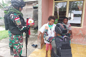 Tingkatkan Semangat Belajar Anak-Anak di Perbatasan Papua, Satgas Yonif 132/BS Bagikan Seragam Sekolah