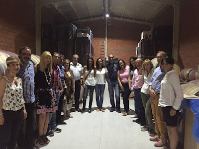 Rosa Luna en visita a a bodega de Peique en Valtuille de Abajo.