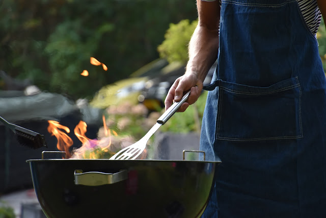 flaming kettle BBQ:Photo by Vincent Keiman on Unsplash
