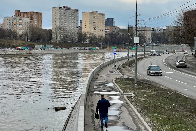 Дербеневская набережная, Москва-река