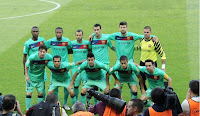 F. C. BARCELONA - Barcelona, España - Temporada 2010-11 - Abidal, Keita, Macherano, Busquets, Piqué y Víctor Valdés; Messi, Alves, Villa, Afellay y Xavi - U. D. LEVANTE 1 (Caicedo) F. C. BARCELONA 1 (Keita) - 11/05/2011 - Liga de 1ª División, jornada 36 - Valencia, estadio Ciutat de Valencia - El Barsa fue Campeón de Liga, con Guardiola de entrenador