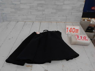 中古品　子供服　１４０㎝　ブラック　スカート　１１０円