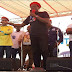 Mova coiffé d’un béret rouge évoque l’article 64 à son tour et pleure Papa Wemba . " Azalaki mutu na biso , mwasi na ye azalaki candidate ya PPRD " ( Article+vidéo)