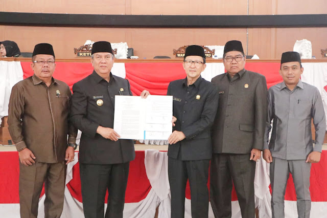 Bersama DPRD, Pj Bupati Tetapkan 3 Raperda Kabupaten Muara Enim Menjadi Perda