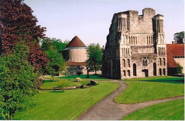 Malling Abbey (Norman West front and the modern church) - Photo Malling Abbey