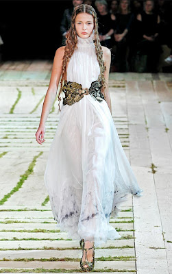 Alexander-McQueen-Dresses-Spring-2011-Kristina-Romanova