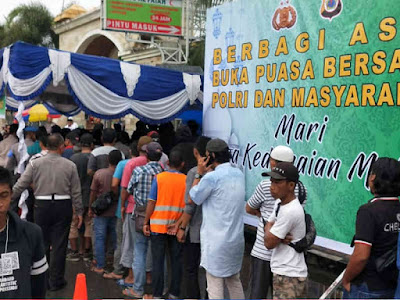 Royke Lumowa Bagikan Makanan Berbuka Puasa di Masjid Raya Alfatah AmbonRoyke Lumowa Bagikan Makanan Berbuka Puasa di Masjid Raya Alfatah Ambon