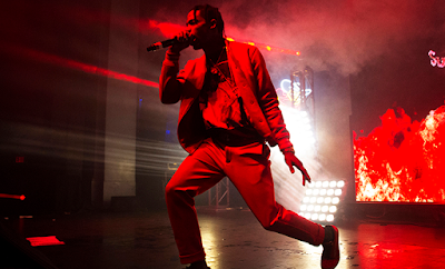 TRAVI$ SCOTT CAI DO PALCO DURANTE ACTUAÇÃO