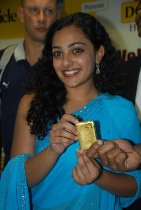 nitya menon spicy in blue saree photo gallery