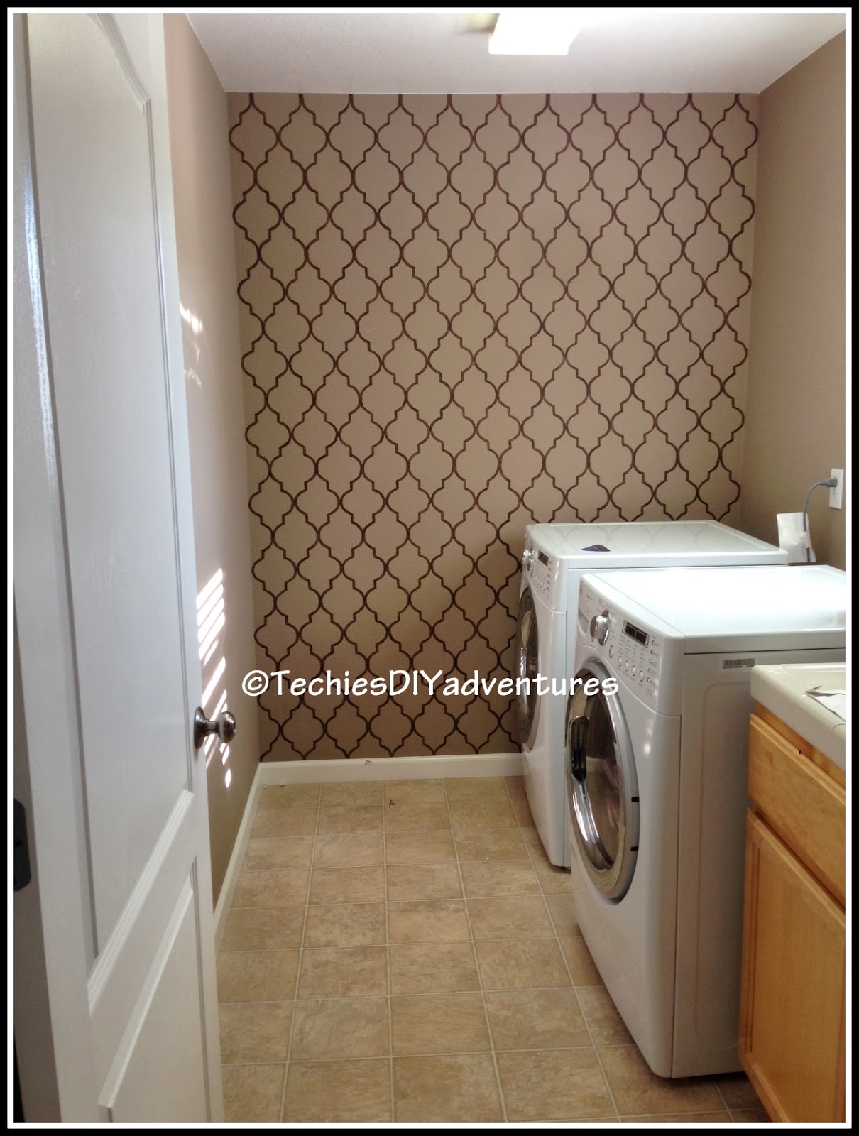 Techie's DIY adventures: Painted wallpaper in Laundry Room