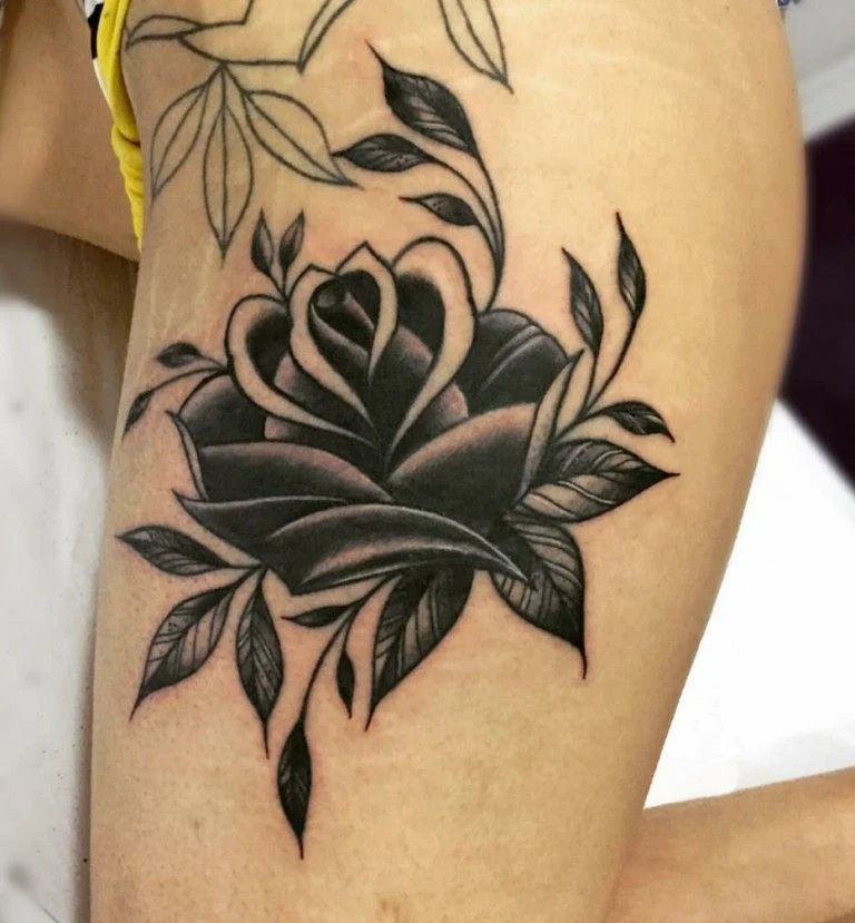 chicas con tatuajes de rosas de diferentes colores