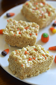 These creamy and crunchy rice krispie treats are studded with white chocolate chips and lightly flavored with pumpkin pie spice #glutenfree #halloween