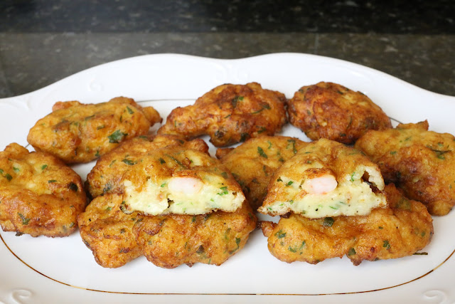 Buñuelos de patata y langostinos