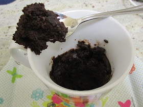Intérieur du mug cake au chocolat sans oeuf