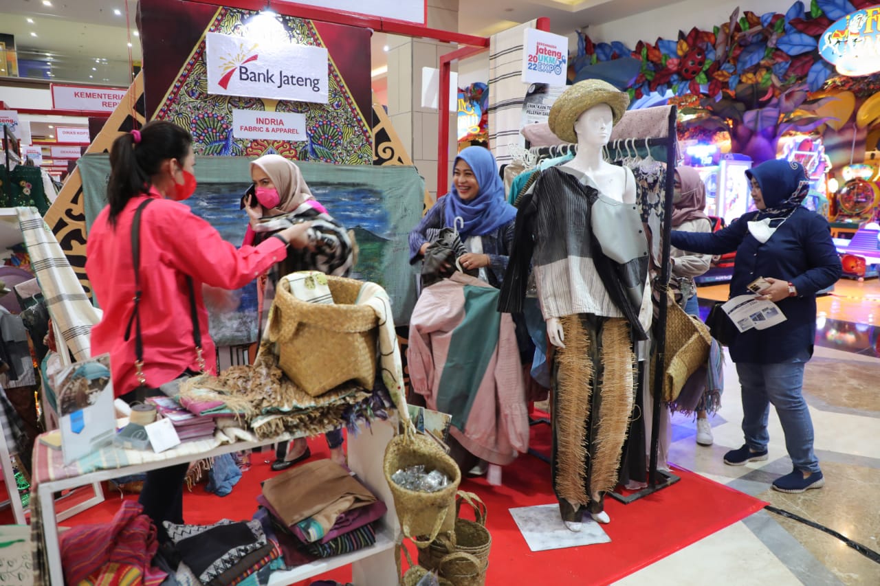 Hari Kedua, Transaksi Dekranasda Jateng UMKM Expo 2022 di Makassar Lampaui Target