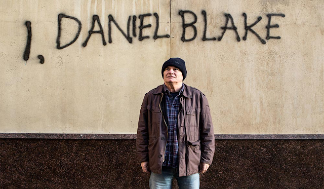 główny bohater na tle ściany z napisem: I, Daniel Blake