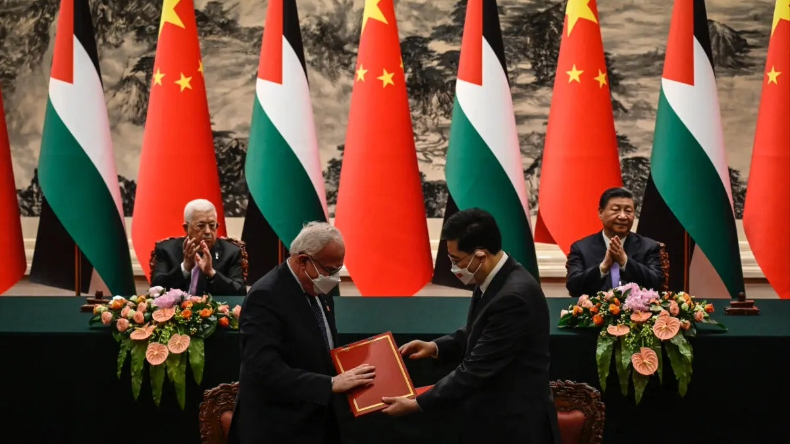 O ministro das Relações Exteriores da Palestina, Riyad Al-Maliki (frente à esquerda), participa de uma cerimônia de assinatura com o ministro das Relações Exteriores da China, Qin Gang (frente à direita), enquanto o líder palestino Mahmoud Abbas (atrás à esquerda) e o líder da China Xi Jinping (atrás à direita) aplaudem, no Grande Salão do Povo em Pequim, em 14 de junho de 2023  | Jade Gao/Getty Images