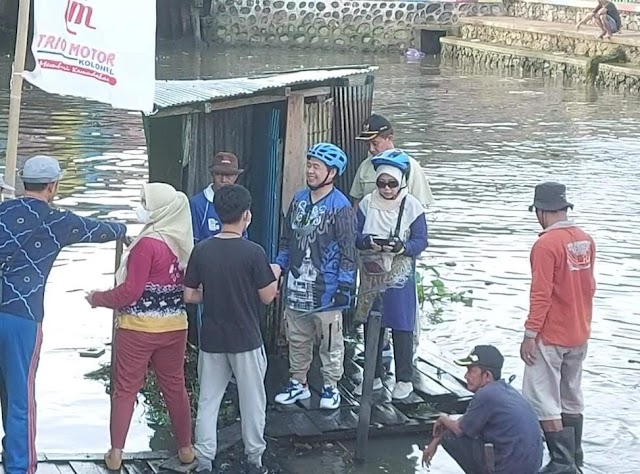 Hancurkan Jamban, Ibnu Sina Suarakan Hidup Sehat Saat Gotong Royong di Kawasan Sungai Baru