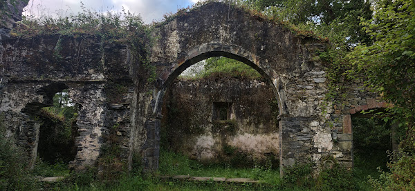 Imagen del pórtico en ruinas de la Iglesia de Santiago en Luarca