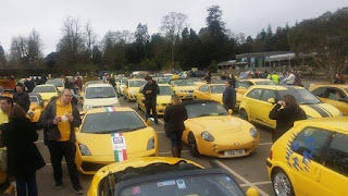 Εκατοντάδες κίτρινα αυτοκίνητα κατέκλυσαν ένα χωριό για πολύ καλό λόγο