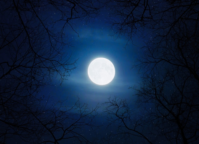 تفسير حلم رؤية القمر كبير وقريب في المنام لابن سيرين