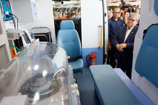 João Azevêdo entrega mais uma UTI aérea e 40 ambulâncias e fortalece interiorização dos serviços de saúde