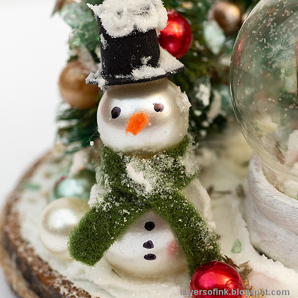 Layers of ink - Christmas Forest with Snowglobe Tutorial by Anna-Karin Evaldsson. DIY snowman made of pearls.