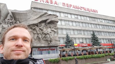 Monument in Minsk that has no background. So it was attached on to a pizzeria.