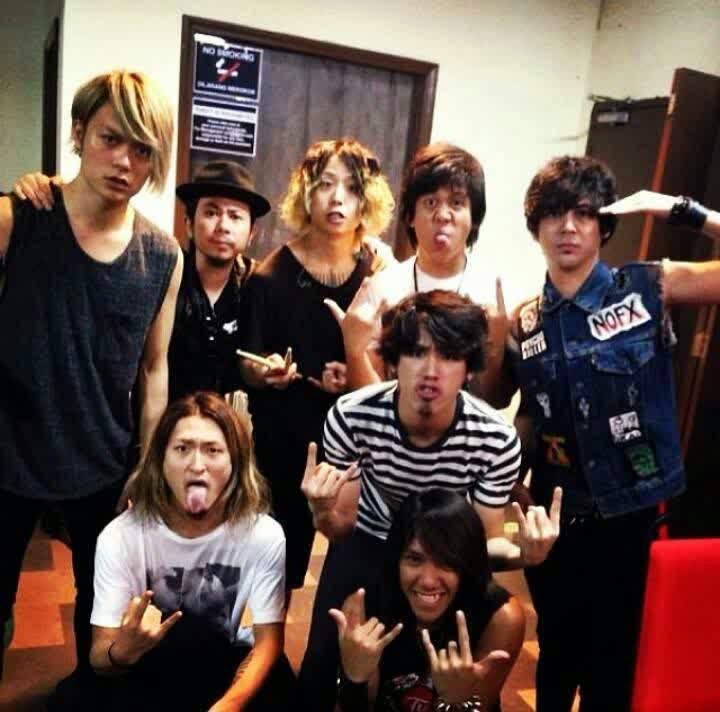 http://oorindonesia.blogspot.com/2014/10/foto-narsis-one-ok-rock.html