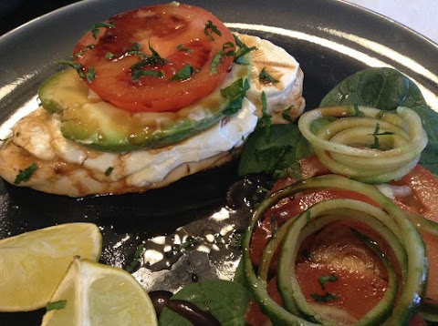 Bifes de frango com abacate á "caprese"