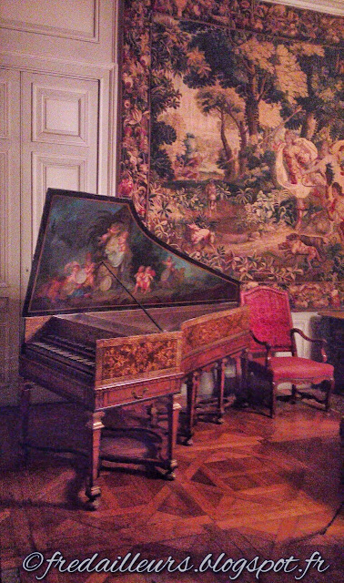 Lyon, Musée des Arts Décoratifs : clavecin couvercle peint
