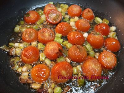 Tagliatelles con gulas y tomates cherry
