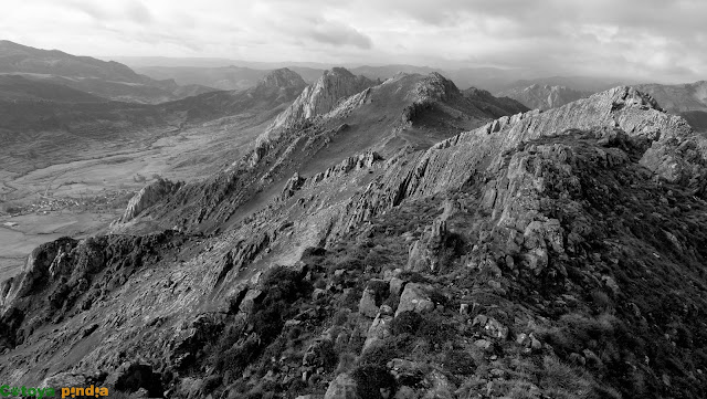 Travesía a las Tres Marías y Peña Esquina + Ferrata Peña del Castillo, saliendo de Casares y finalizando en Cubillas de Arbas en León.