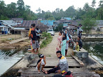 Seorang Anak Berusia 6 Tahun Terjatuh di Jembatan Dermaga Desa Okumel Kec. Liang Kab. Banggai Kepulauan
