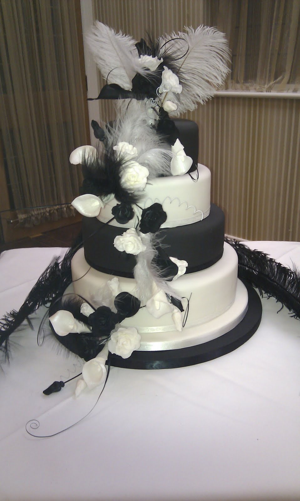 black and white wedding cupcakes