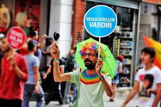 İstanbul Onur Yürüyüşünde "Biseksüeller Vardır" yazılı pankart