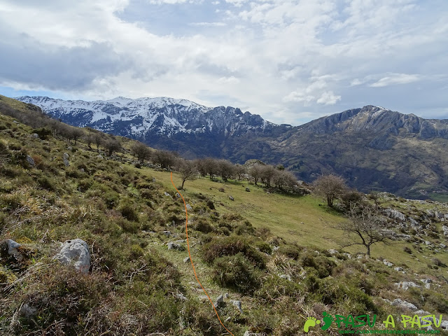 Bajando hacia el Sedo del Monsacro con la Mostayal de fondo