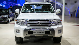 2016-toyota-land-cruiser-front-view-picture-34