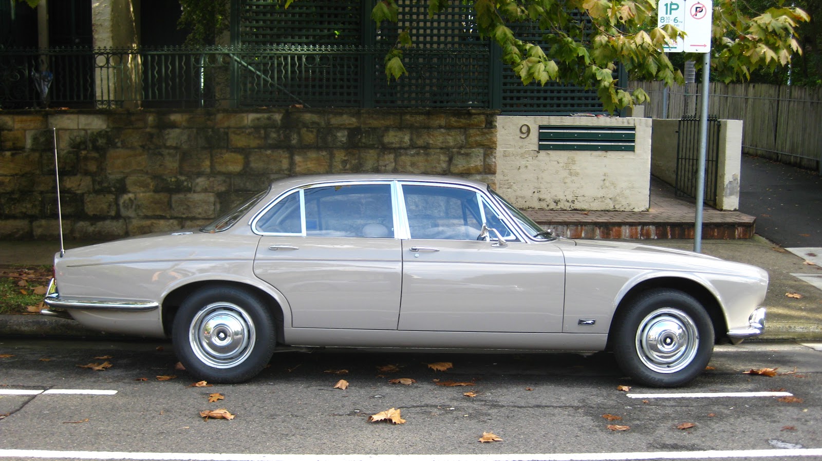 Aussie Old Parked Cars  1971 Jaguar XJ6 Series 1