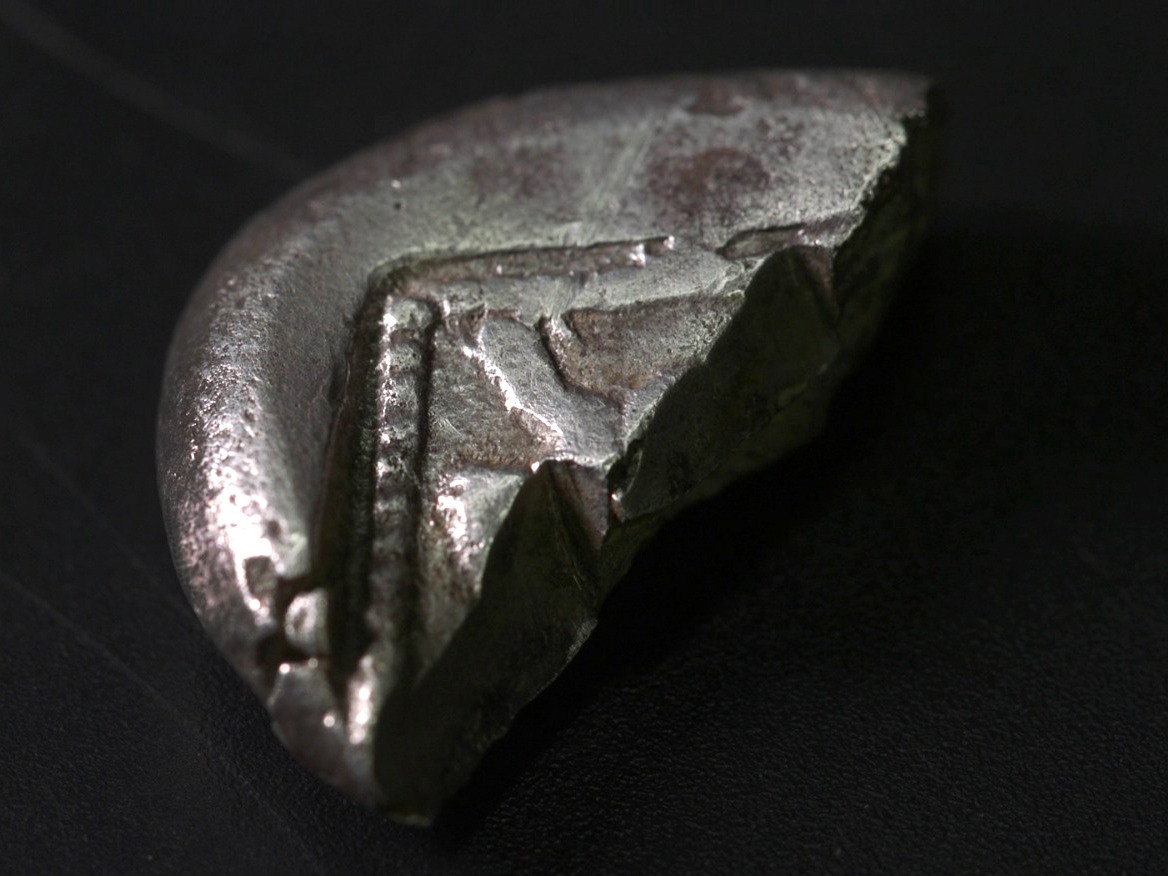 Το νόμισμα χρονολογείται από τον 6ο ή τον 5ο αιώνα π.Χ. Έσπασε σκόπιμα στα δύο, πιθανώς τον 4ο αιώνα π.Χ. για να χρησιμοποιηθεί για την αξία του βάρους του σε ασήμι. [Credit: Emil Aladjem, Israel Antiquities Authority]