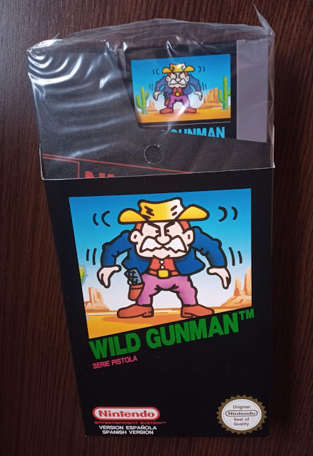 Juego de NES Wild Gun por delante con la solapa más abierta y el juego fuera.