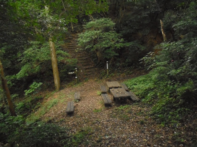 谷間の分岐点休息所