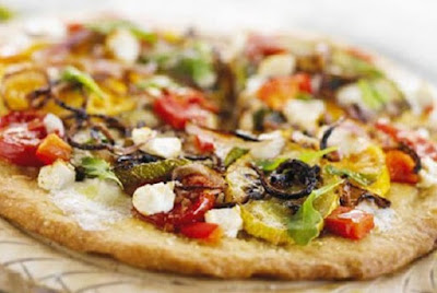 Thưởng thức Pizza cá hồi và rau arugula